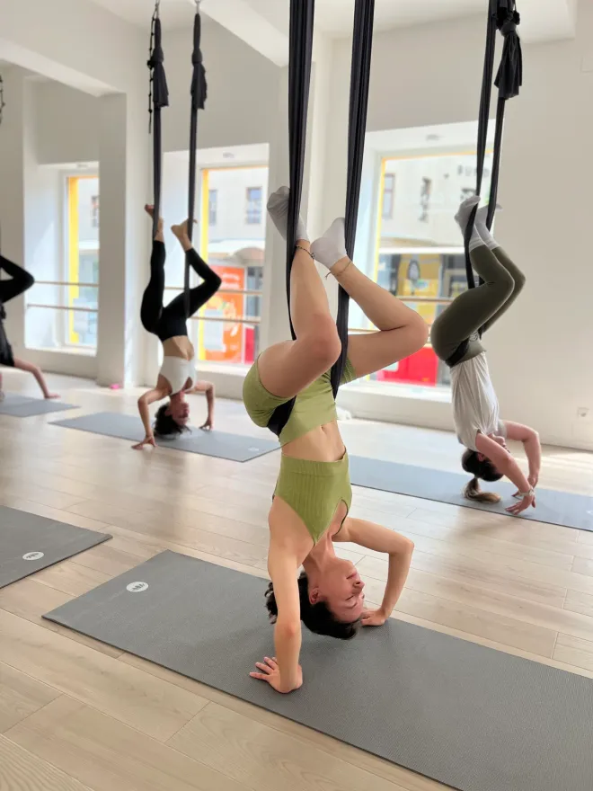 AERIAL YOGA (all levels)